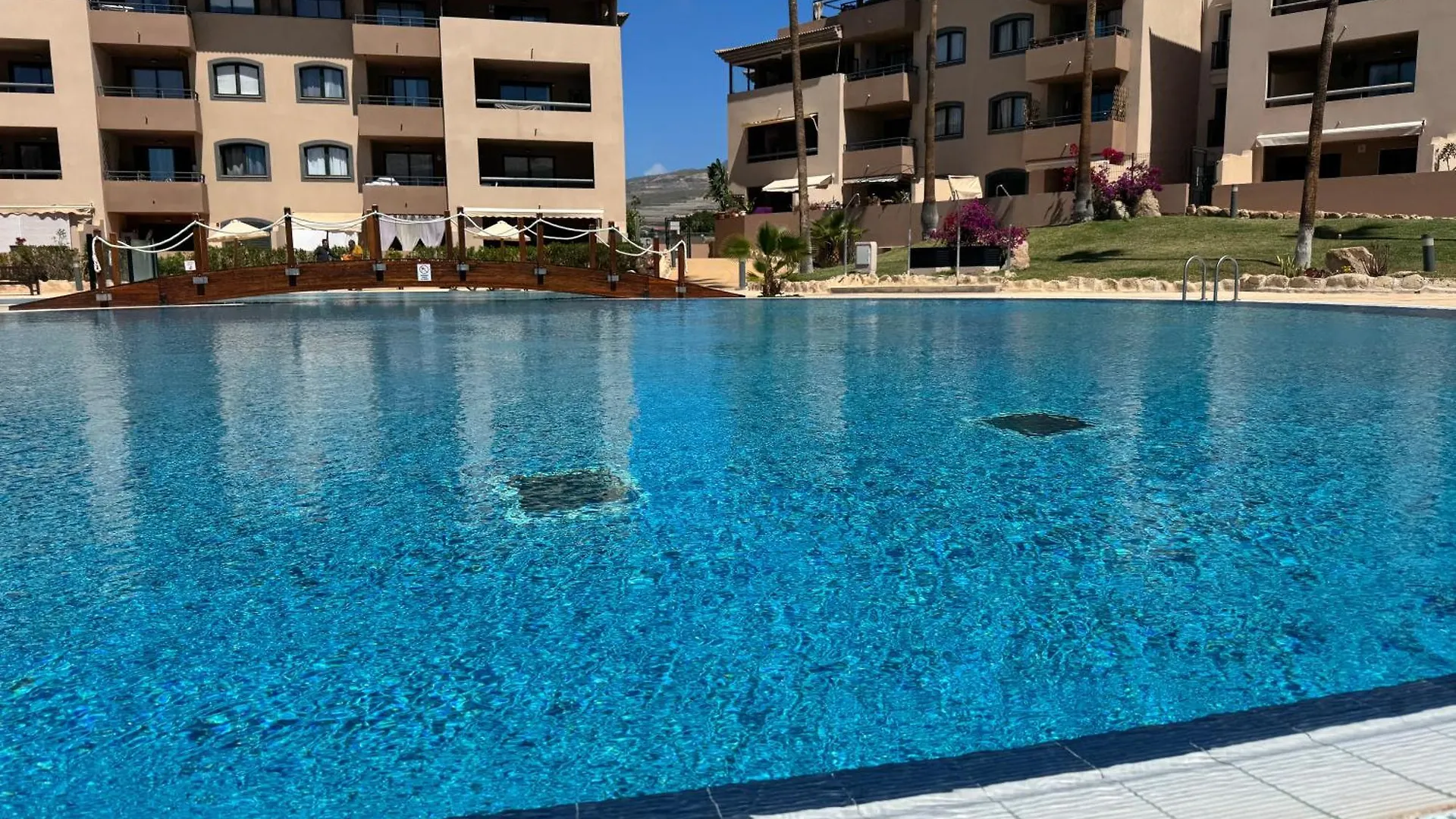 Family-Friendly Oasis In Playa Paraiso With Panoramic Terrace & Private Parking In Tenerife 아파트