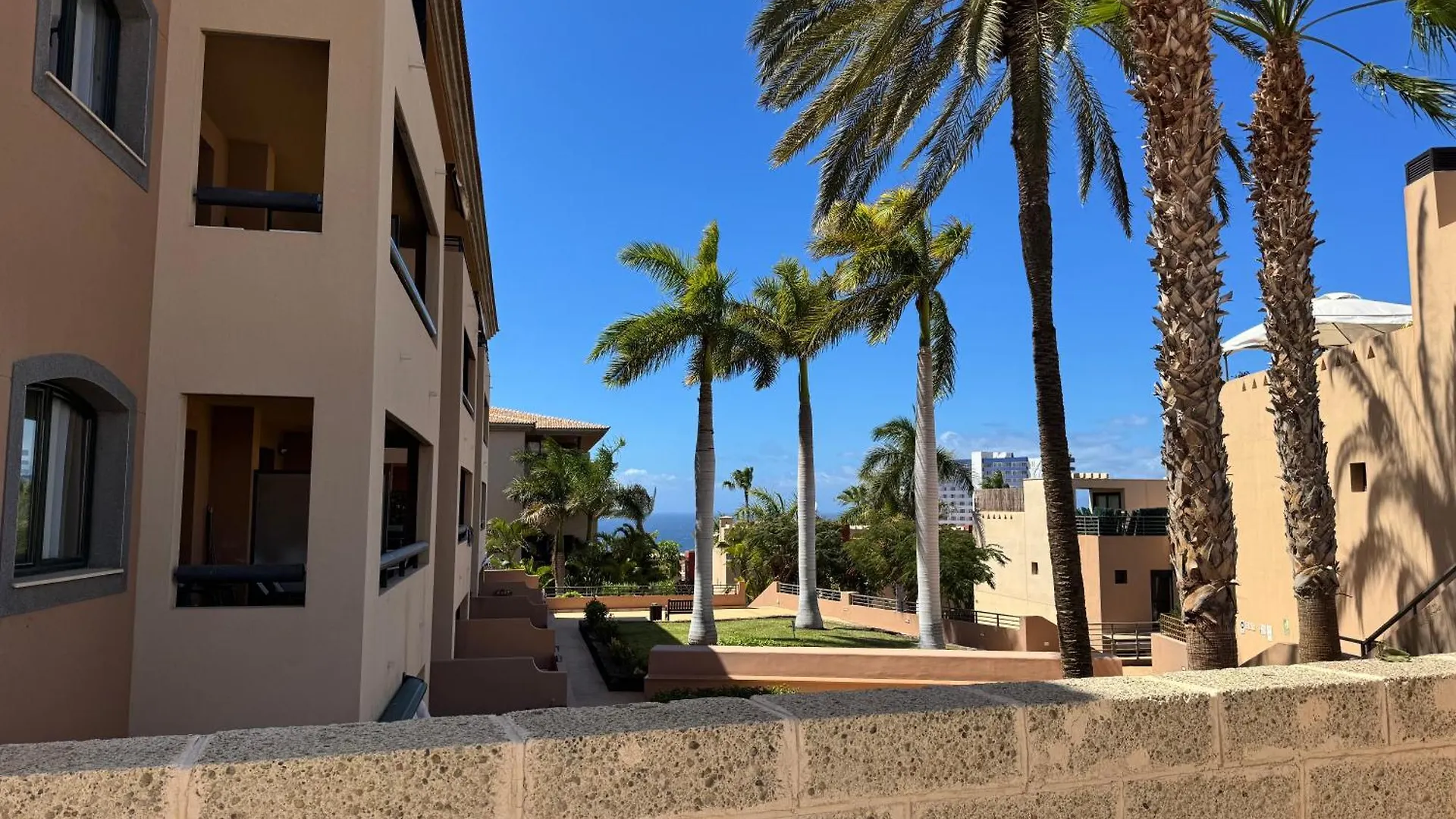 Family-Friendly Oasis In Playa Paraiso With Panoramic Terrace & Private Parking In Tenerife 스페인